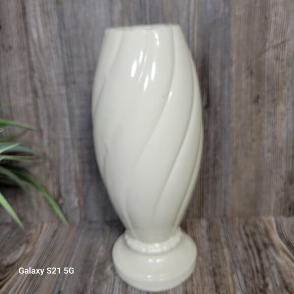Vintage Vase 201 USA Pottery Off White MCM - Picture 3 of 6